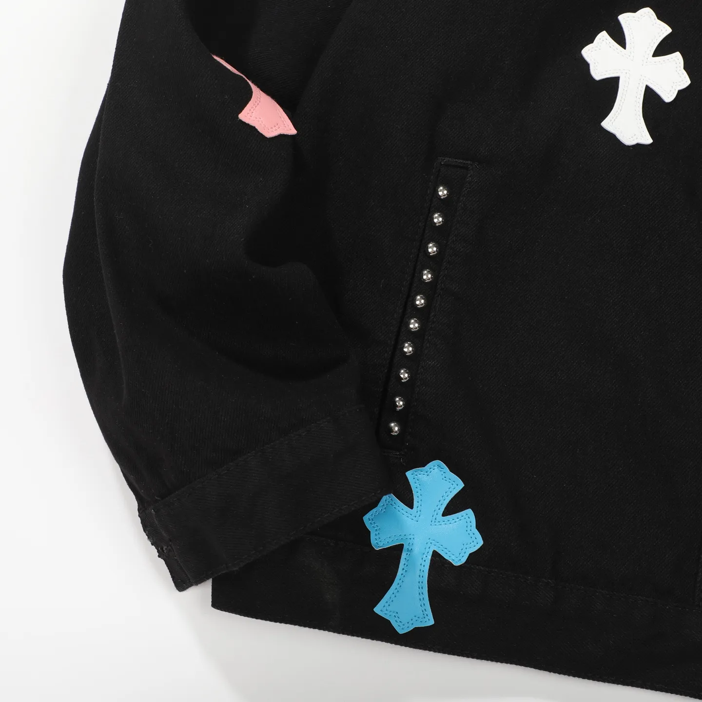 P280 Chrome Hearts Chrome Hearts heavy-duty denim jacket with rivets and multiple farts. The same model as the Internet celebrity star. The cross-printed denim jacket has a unique cross design element and is full of design. It is made of 100% denim cotton fabric with heavy coarse yarn count, which ensures a stiff and tough silhouette while being soft, comfortable and breathable. The lapel is designed with silver buttons and is full of texture. The classic white cross logo is all over the dress, making it a perfect versatile style for spring and summer! The original loose version is made of high-quality pure cotton fabrics. The fabric pattern is high-definition and delicate without burrs. It is comfortable and breathable to wear. All the buttons are molded and customized. It is casual and fashionable and can be matched with any bottoms. It can be windproof and sunproof in spring and summer. It can be worn outside in autumn and winter! Easily concave shape makes you look slimmer and taller, perfect for both men and women! Color: Black Size: S M L XL